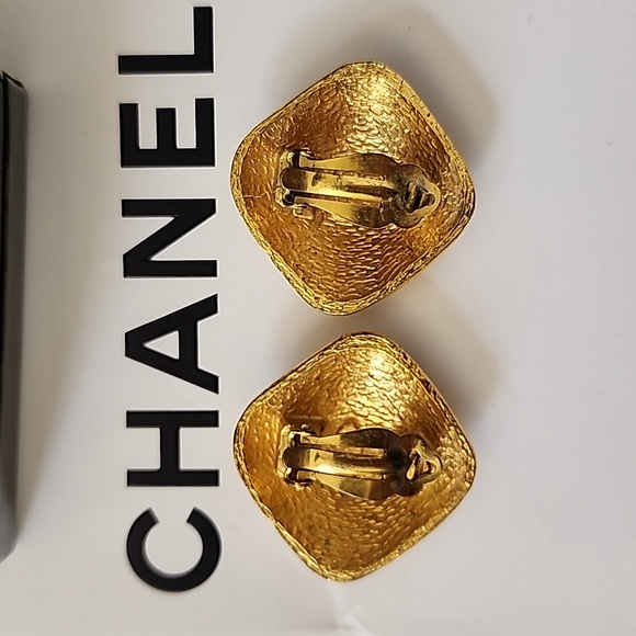 Rare! CHANEL CC 18K Gold Plated Clip On Earrings Diamond Shape + Original Box - Picture 3 of 9
